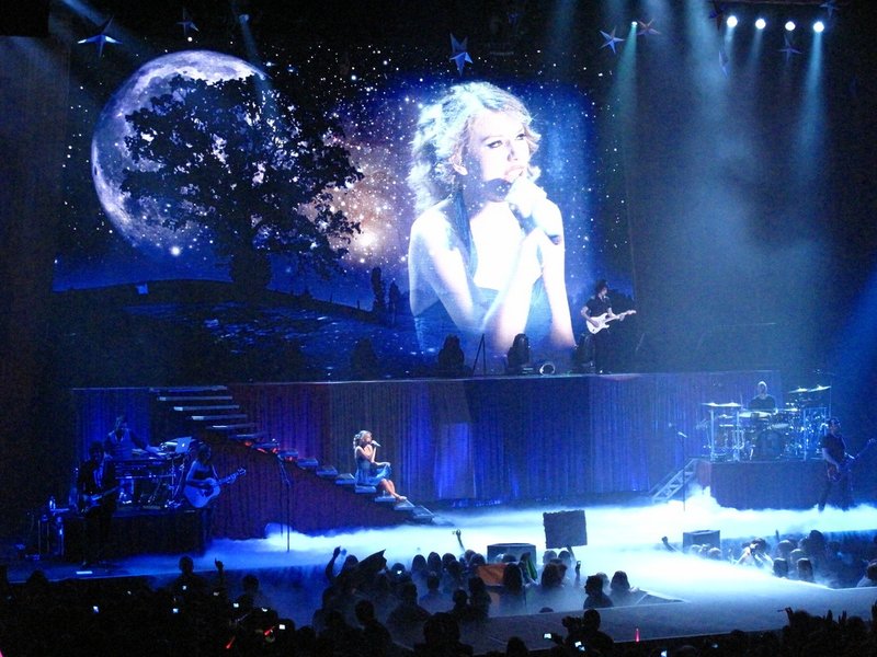 Taylor Swift — March 27 - Dublin, Republic of Ireland — photo 15