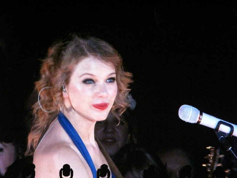 Taylor Swift — March 27 - Dublin, Republic of Ireland — photo 16