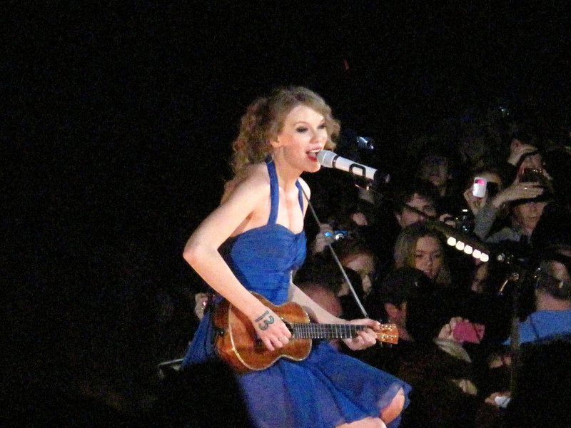 Taylor Swift — March 27 - Dublin, Republic of Ireland — photo 17