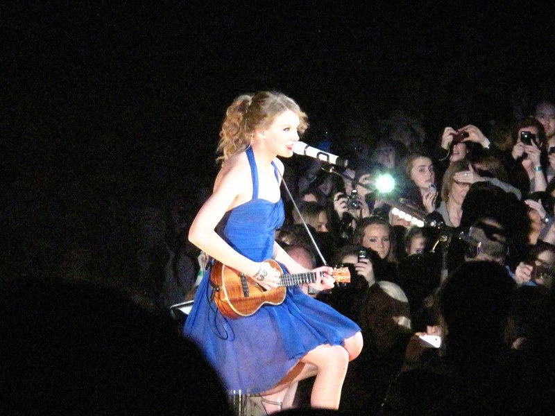 Taylor Swift — March 27 - Dublin, Republic of Ireland — photo 19