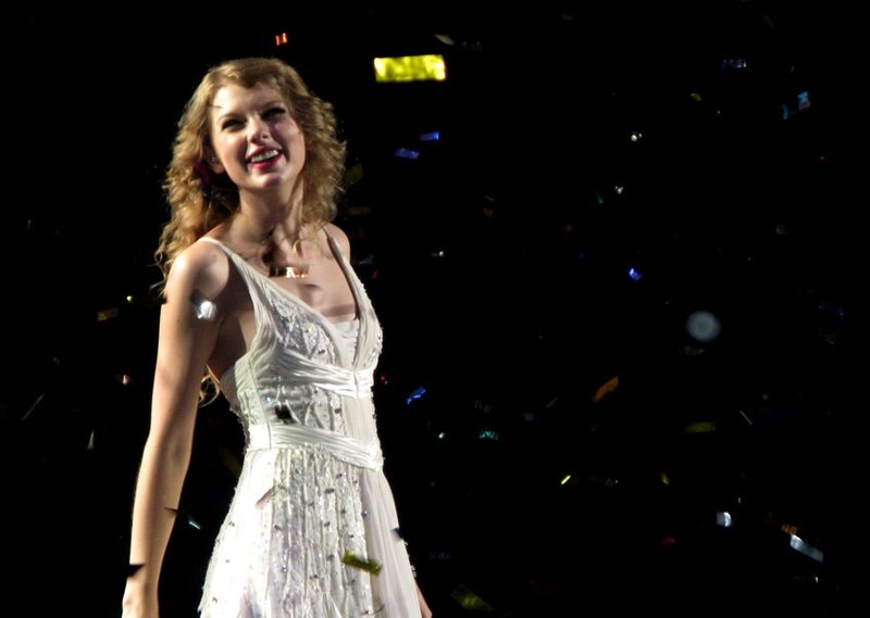 Taylor Swift — March 27 - Dublin, Republic of Ireland — photo 22