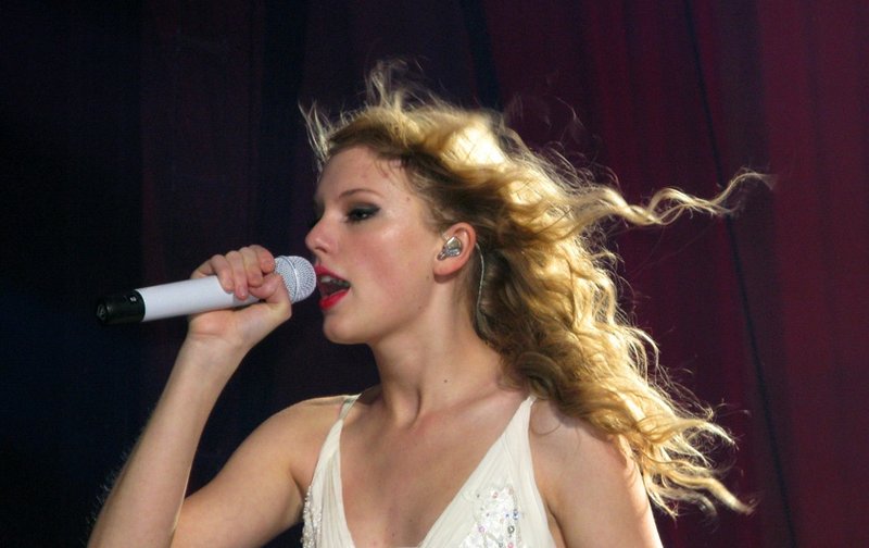 Taylor Swift — March 27 - Dublin, Republic of Ireland — photo 24
