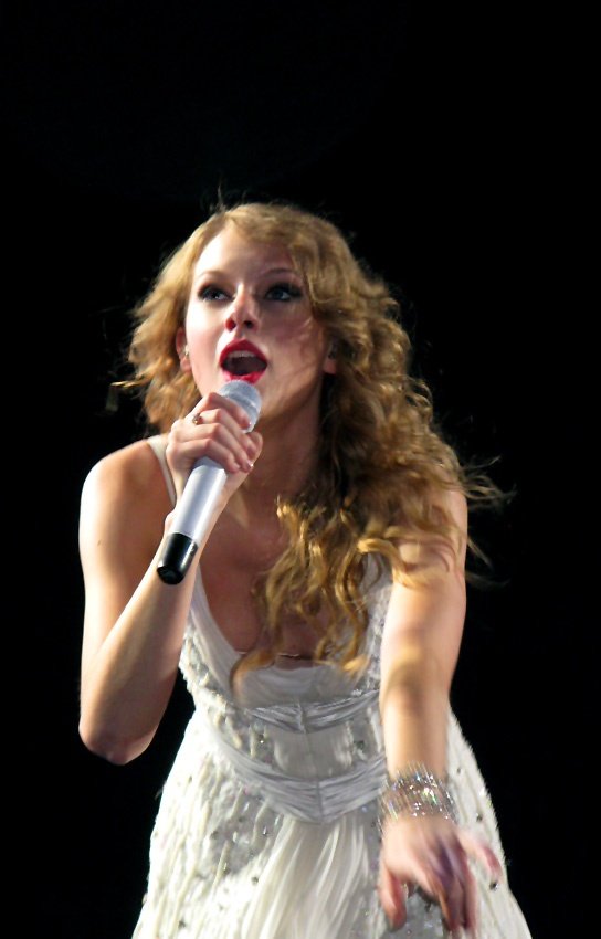 Taylor Swift — March 27 - Dublin, Republic of Ireland — photo 25