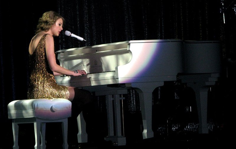 Taylor Swift — March 27 - Dublin, Republic of Ireland — photo 35