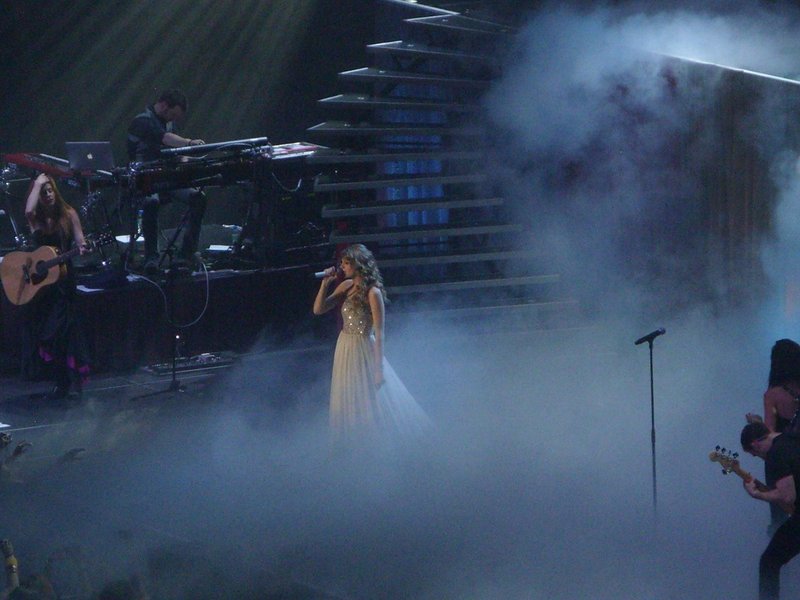 Taylor Swift — March 27 - Dublin, Republic of Ireland — photo 39