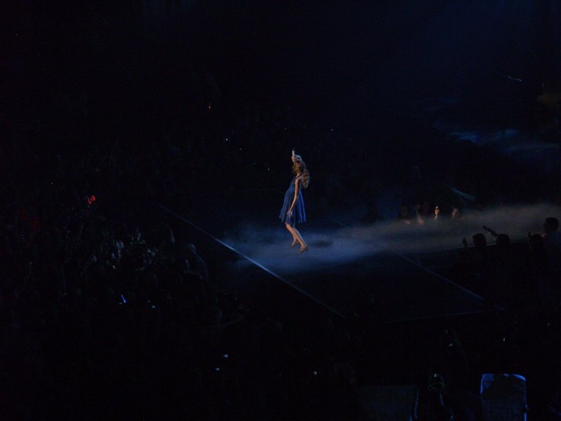 Taylor Swift — March 27 - Dublin, Republic of Ireland — photo 40