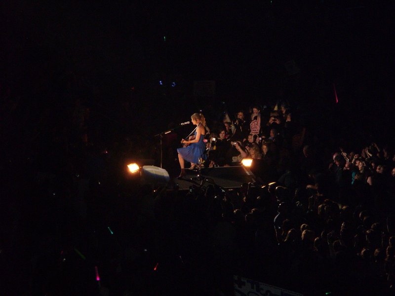 Taylor Swift — March 27 - Dublin, Republic of Ireland — photo 41