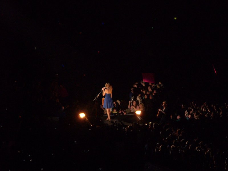 Taylor Swift — March 27 - Dublin, Republic of Ireland — photo 43