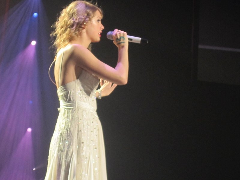 Taylor Swift — March 27 - Dublin, Republic of Ireland — photo 46