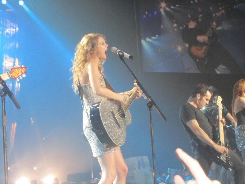 Taylor Swift — March 27 - Dublin, Republic of Ireland — photo 47
