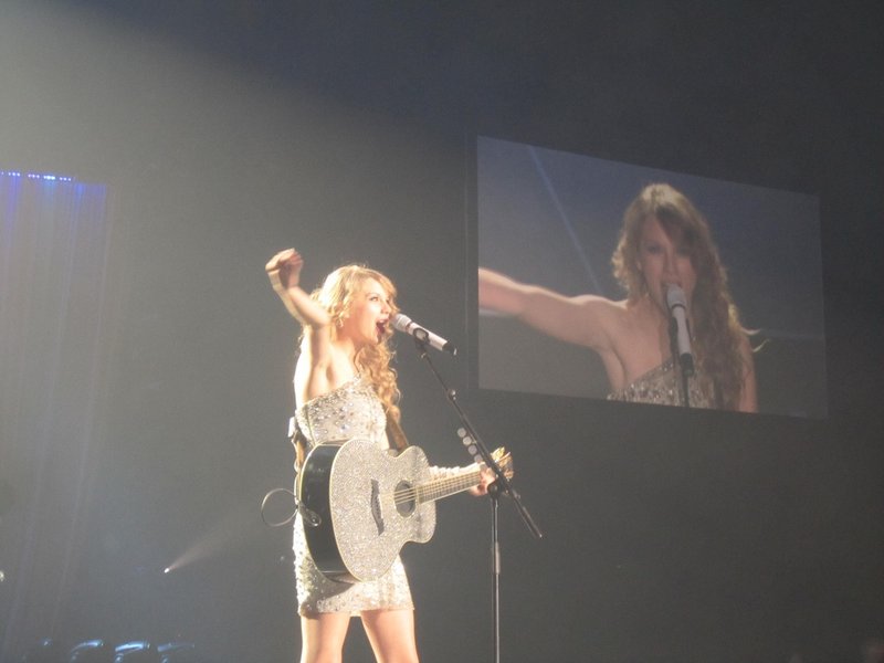 Taylor Swift — March 27 - Dublin, Republic of Ireland — photo 51