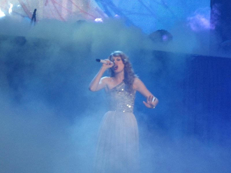 Taylor Swift — March 27 - Dublin, Republic of Ireland — photo 54