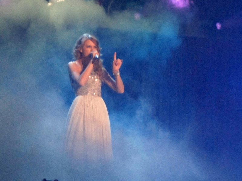 Taylor Swift — March 27 - Dublin, Republic of Ireland — photo 55
