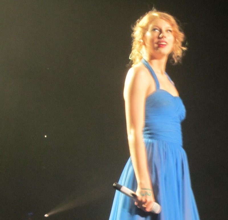 Taylor Swift — March 27 - Dublin, Republic of Ireland — photo 57