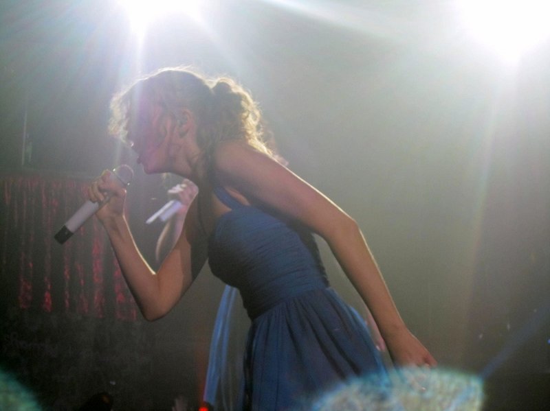 Taylor Swift — March 27 - Dublin, Republic of Ireland — photo 58