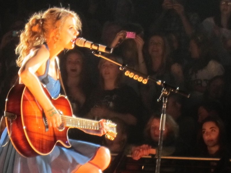 Taylor Swift — March 27 - Dublin, Republic of Ireland — photo 61