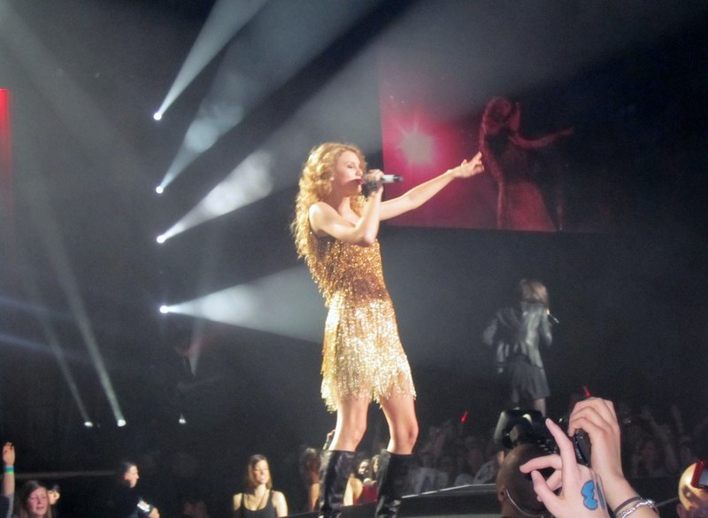 Taylor Swift — March 27 - Dublin, Republic of Ireland — photo 67