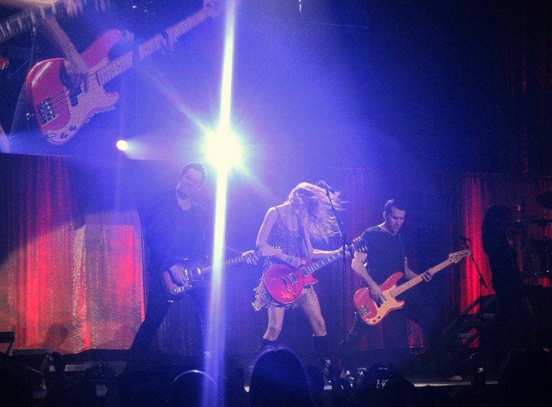 Taylor Swift — March 27 - Dublin, Republic of Ireland — photo 77