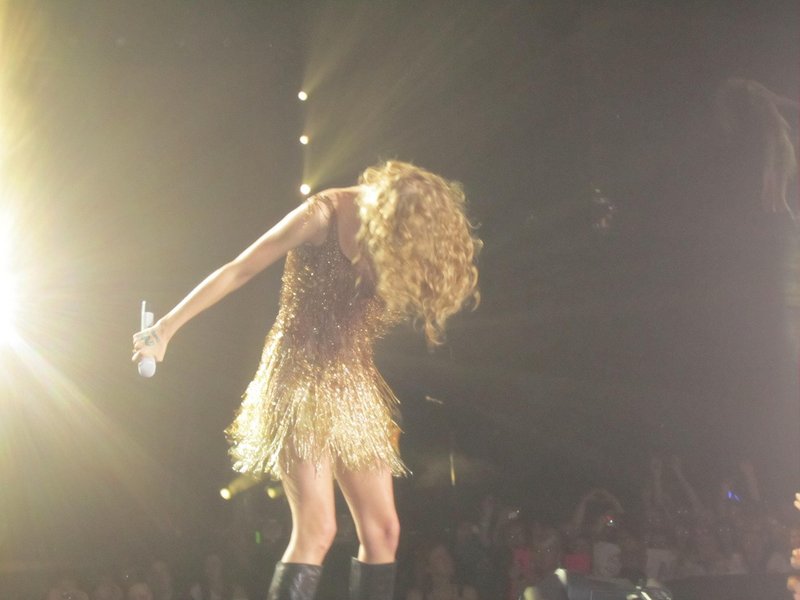 Taylor Swift — March 27 - Dublin, Republic of Ireland — photo 79