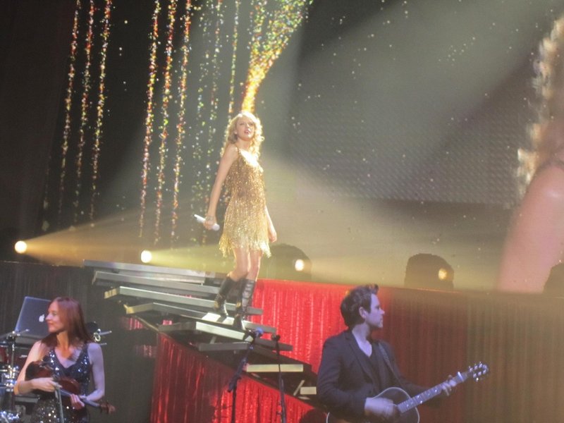 Taylor Swift — March 27 - Dublin, Republic of Ireland — photo 80