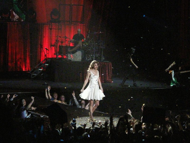 Taylor Swift — March 27 - Dublin, Republic of Ireland — photo 92