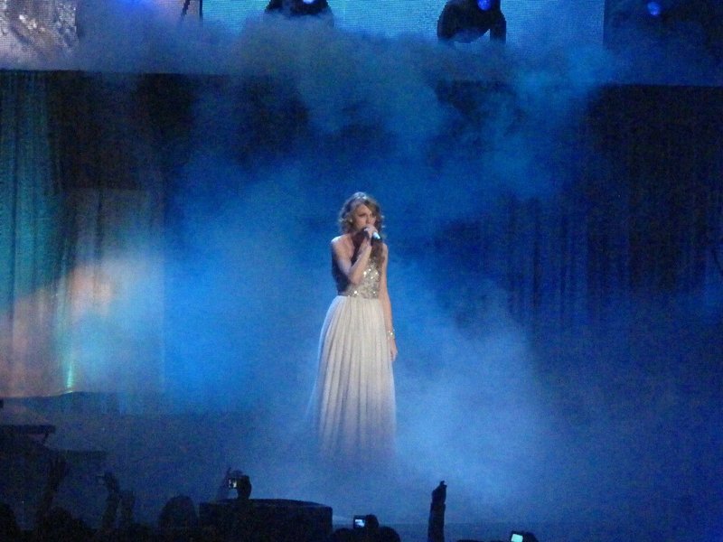 Taylor Swift — March 27 - Dublin, Republic of Ireland — photo 99