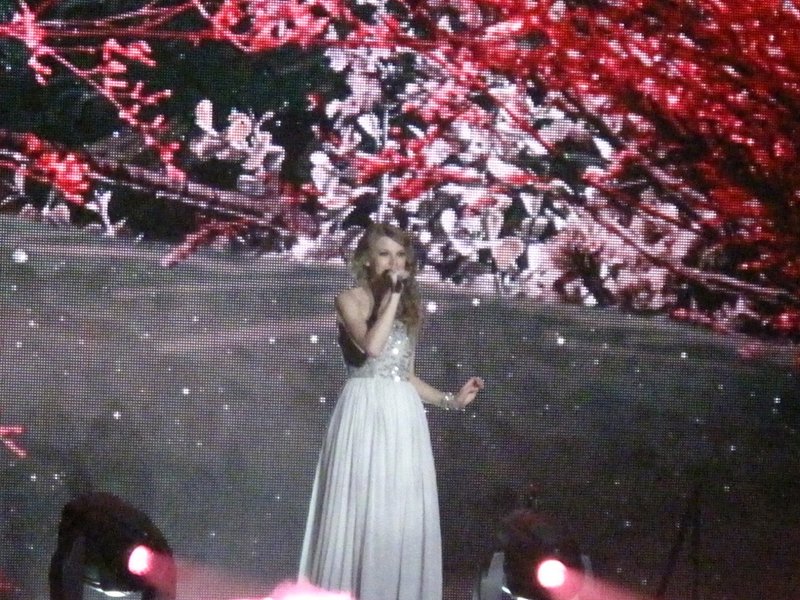 Taylor Swift — March 27 - Dublin, Republic of Ireland — photo 101