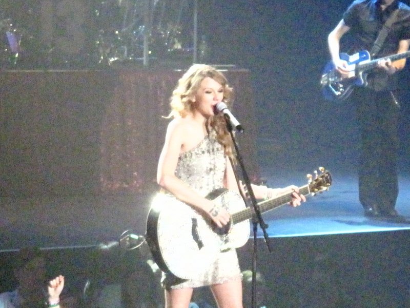 Taylor Swift — March 27 - Dublin, Republic of Ireland — photo 106