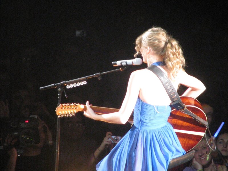 Taylor Swift — March 6 - Brussels, Belgium — photo 11