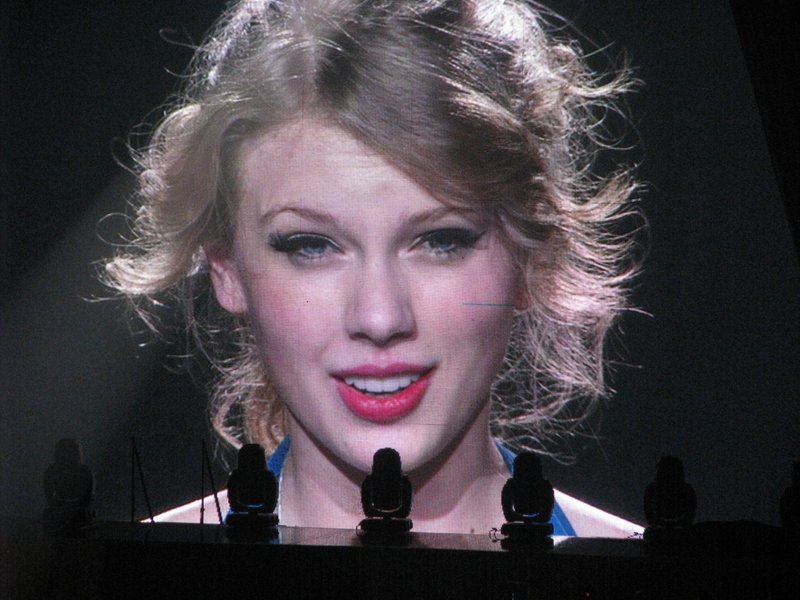 Taylor Swift — March 6 - Brussels, Belgium — photo 12