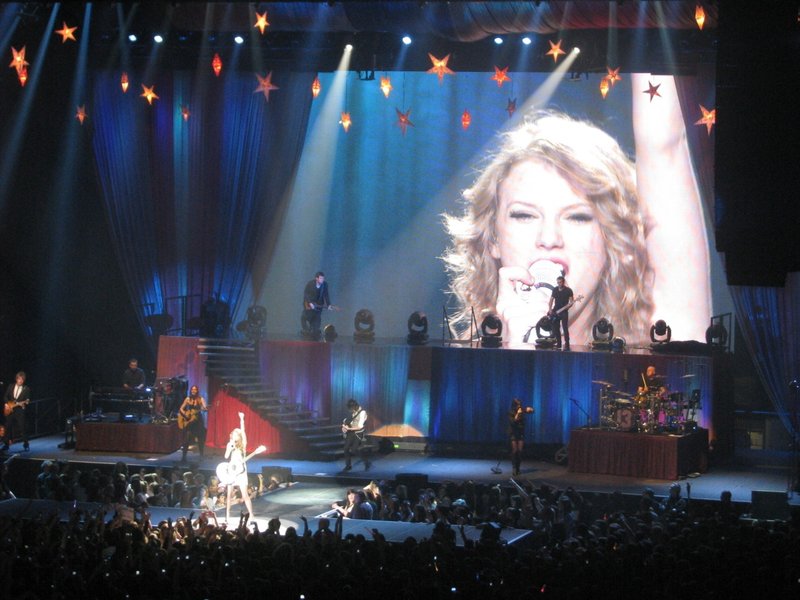 Taylor Swift — March 6 - Brussels, Belgium — photo 33