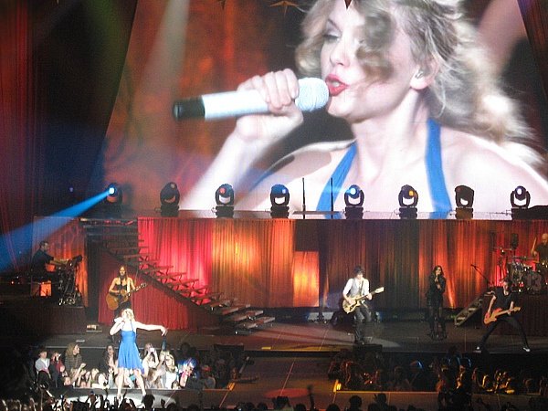 Taylor Swift — March 6 - Brussels, Belgium — photo 91