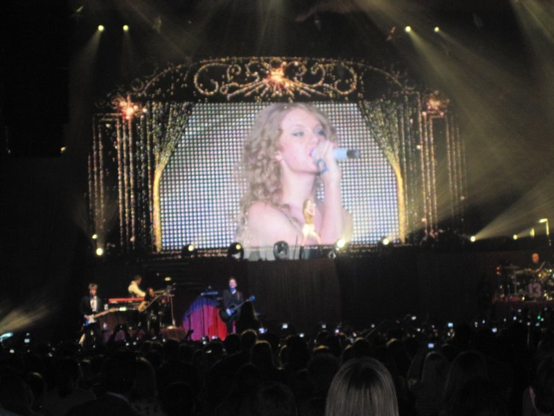 Taylor Swift — March 7 - Rotterdam, Holland — photo 2