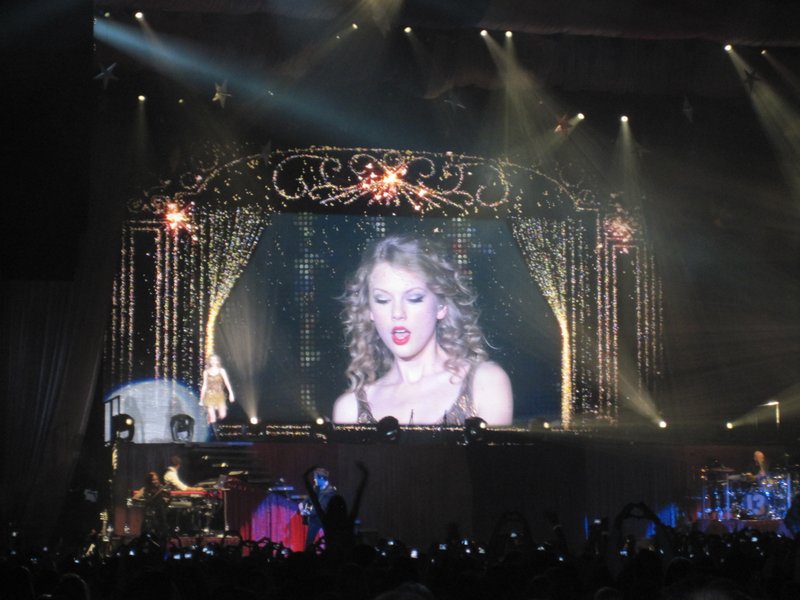 Taylor Swift — March 7 - Rotterdam, Holland — photo 3