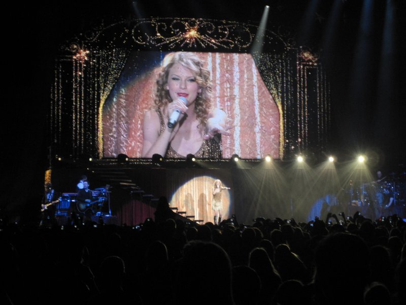 Taylor Swift — March 7 - Rotterdam, Holland — photo 4