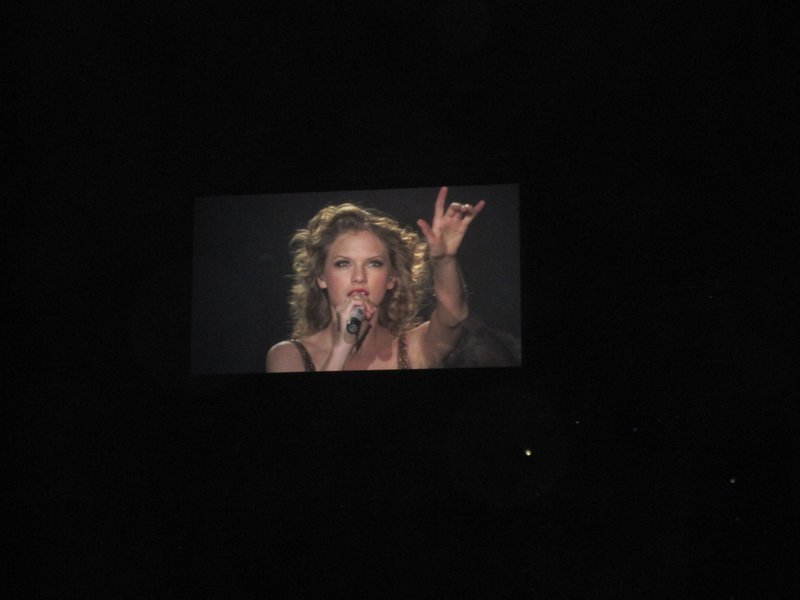Taylor Swift — March 7 - Rotterdam, Holland — photo 10