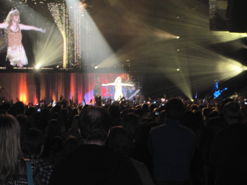 Taylor Swift — March 7 - Rotterdam, Holland — photo 13