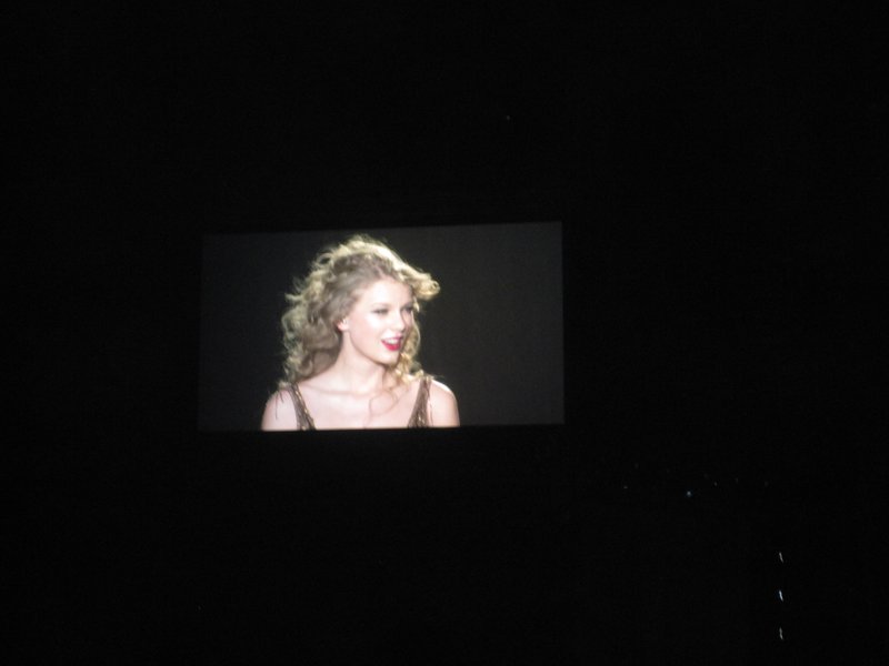 Taylor Swift — March 7 - Rotterdam, Holland — photo 14