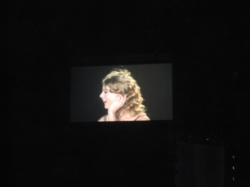 Taylor Swift — March 7 - Rotterdam, Holland — photo 15