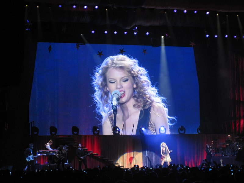Taylor Swift — March 7 - Rotterdam, Holland — photo 18