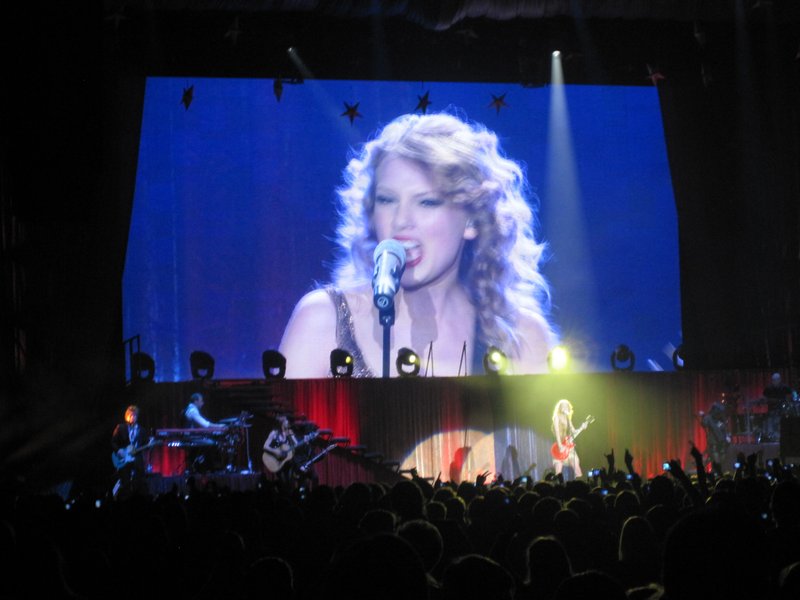 Taylor Swift — March 7 - Rotterdam, Holland — photo 19