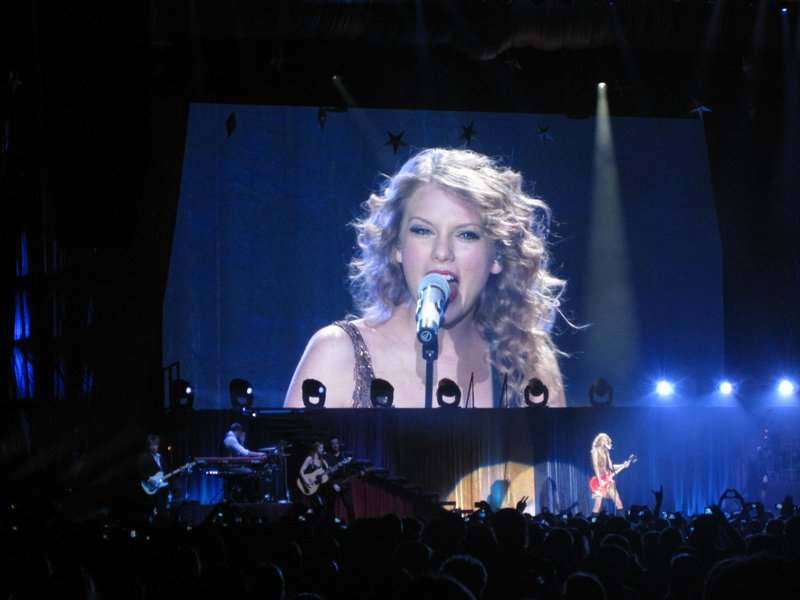 Taylor Swift — March 7 - Rotterdam, Holland — photo 20
