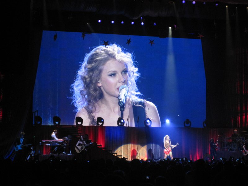 Taylor Swift — March 7 - Rotterdam, Holland — photo 21