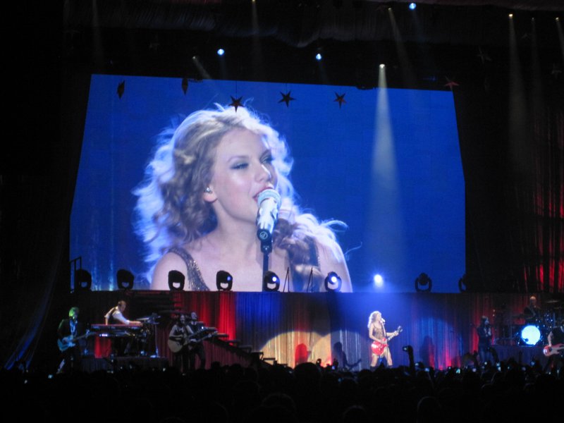 Taylor Swift — March 7 - Rotterdam, Holland — photo 24