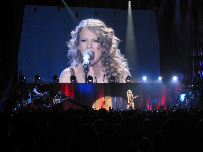 Taylor Swift — March 7 - Rotterdam, Holland — photo 25