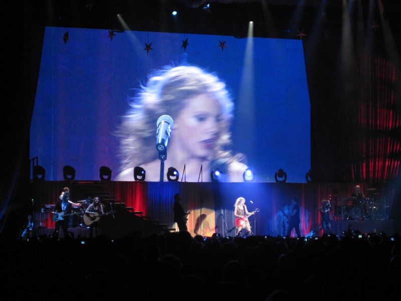 Taylor Swift — March 7 - Rotterdam, Holland — photo 26
