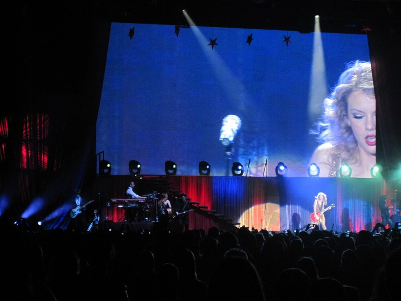 Taylor Swift — March 7 - Rotterdam, Holland — photo 29