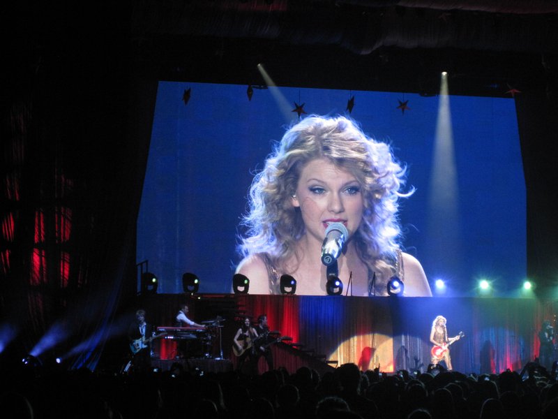 Taylor Swift — March 7 - Rotterdam, Holland — photo 30
