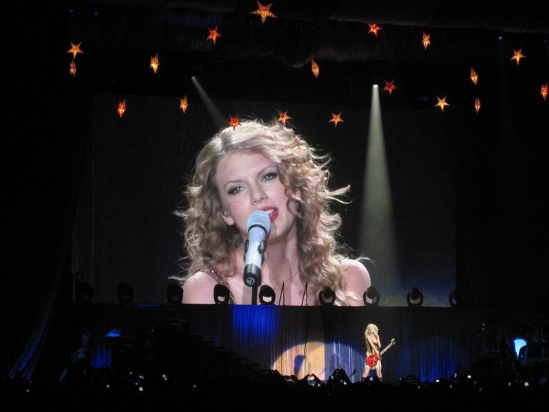 Taylor Swift — March 7 - Rotterdam, Holland — photo 32