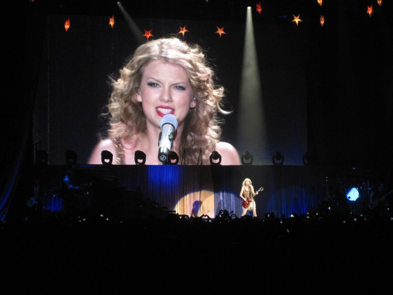 Taylor Swift — March 7 - Rotterdam, Holland — photo 33